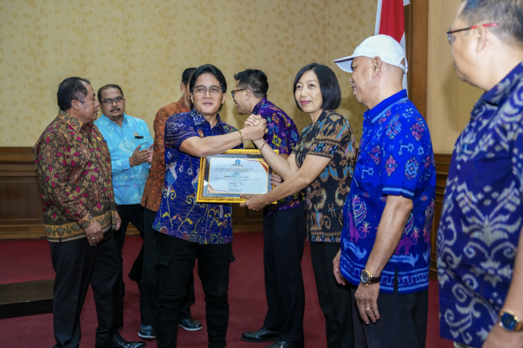 Bupati Giri Prasta Serahkan Sertifikat Kesehatan Koperasi